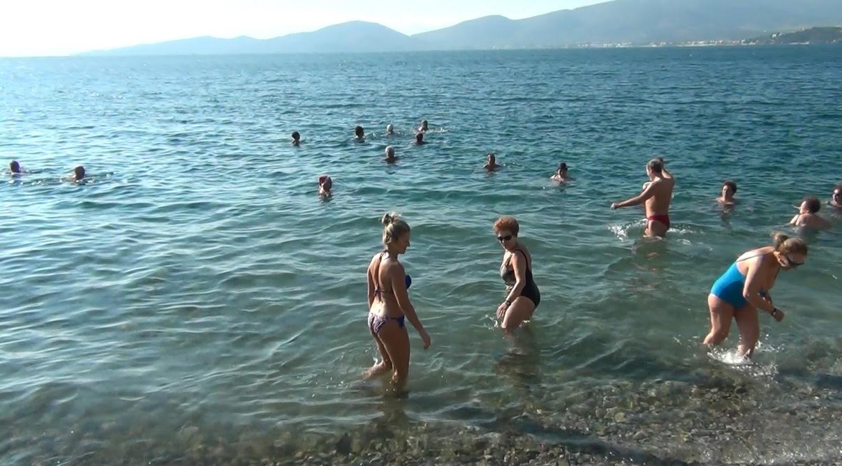 ΕΚΟΨΑΝ ΒΑΣΙΛΟΠΙΤΑ ΚΑΙ ΒΟΥΤΗΞΑΝ ΣΤΑ ΠΑΓΩΜΕΝΑ ΝΕΡΑ Με έναν ιδιαίτερο και άκρως τολμηρό τρόπο επέλεξαν να περάσουν την Πρωτοχρονιά τους τα μέλη του Συλλόγου Χειμερινών Κολυμβητών Βόλου «ΙΑΣΩΝ», τα οποία έκοψαν την βασιλόπιτα στη παραλία στις Πλάκες Γορίτσας και στη συνέχεια βούτηξαν στα παγωμένα νερά του Παγασητικού. Υπό τους ήχους του ακορντεόν του Στάθη Καραδημητρίου, οι κολυμβητές έψαλαν τα κάλαντα και κατόπιν έκαναν στα κρύα νερά το πρώτο μπάνιο του 2017. Ακολούθως, η βασιλόπιτα μοιράστηκε στους κολυμβητές, τους συγγενείς και τους φίλους που επισκέφτηκαν τον χώρο για την όμορφη εκδήλωση. 