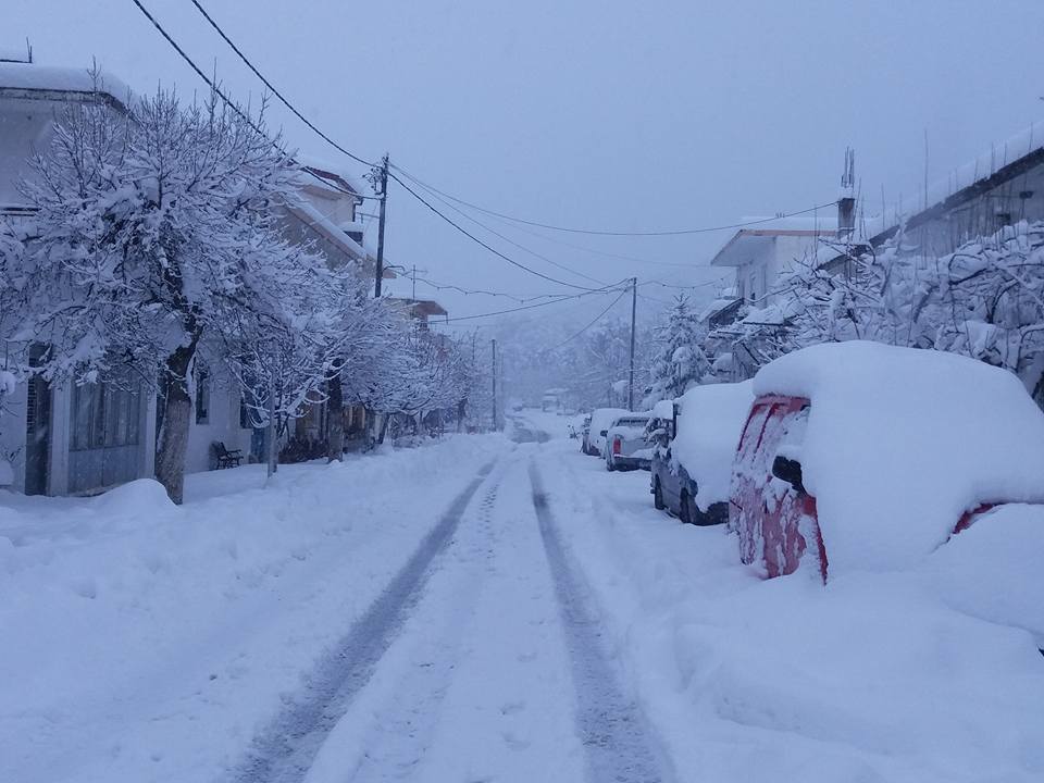 Ο χιονιάς παρέλυσε όλη τη χώρα