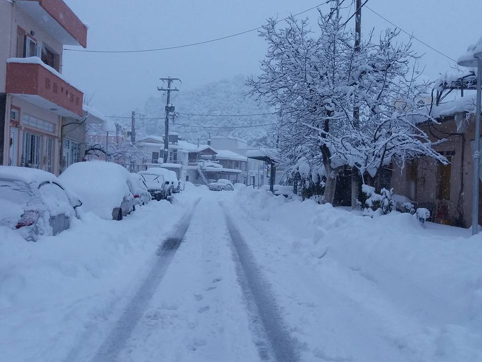 Ο χιονιάς παρέλυσε όλη τη χώρα