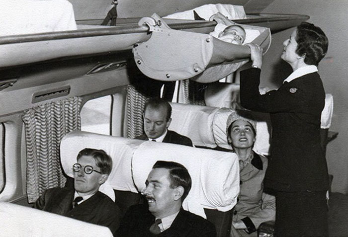 Vintage εικόνα του 1950 αποκαλύπτει πώς ταξίδευαν τα βρέφη στο αεροπλάνο