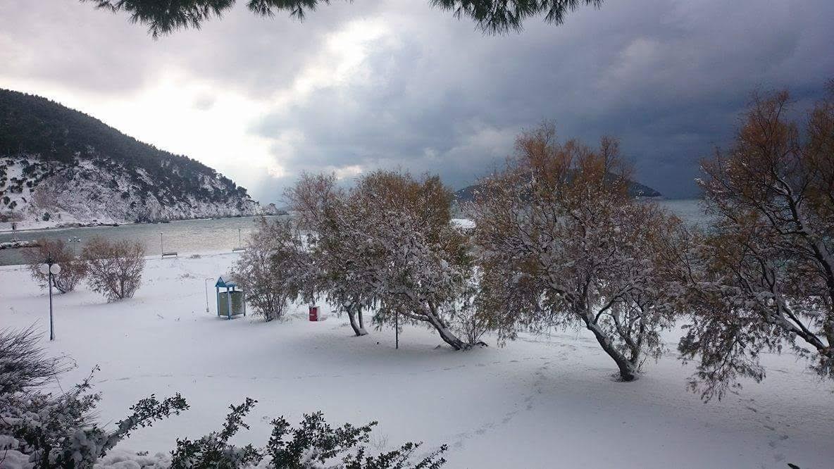 Ο χιονιάς παρέλυσε όλη τη χώρα