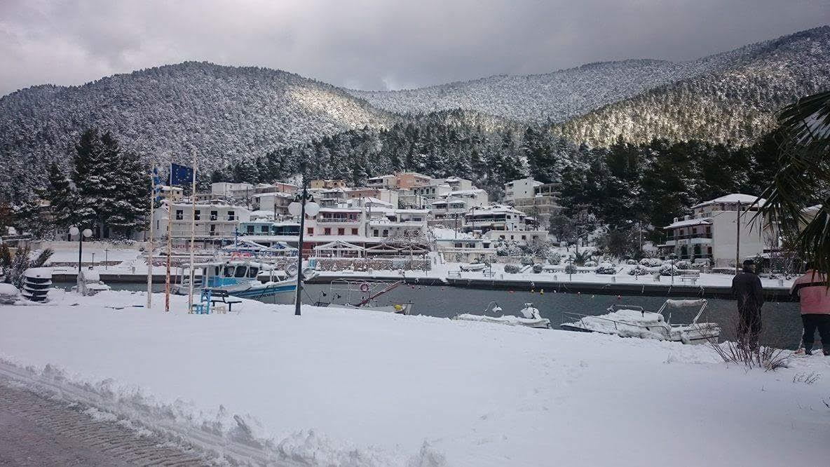 Ο χιονιάς παρέλυσε όλη τη χώρα