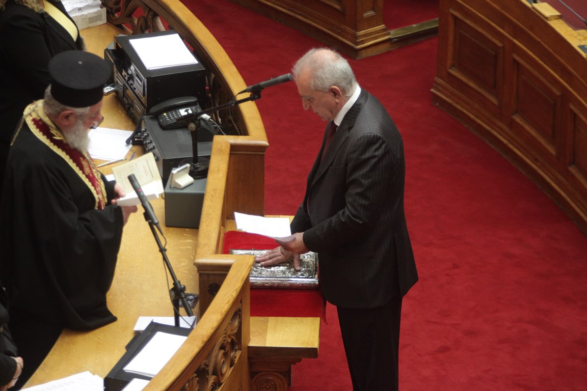 Ορκίστηκε βουλευτής της Ν.Δ. ο Ανδρέας Κουτσούμπας (Εικόνες)