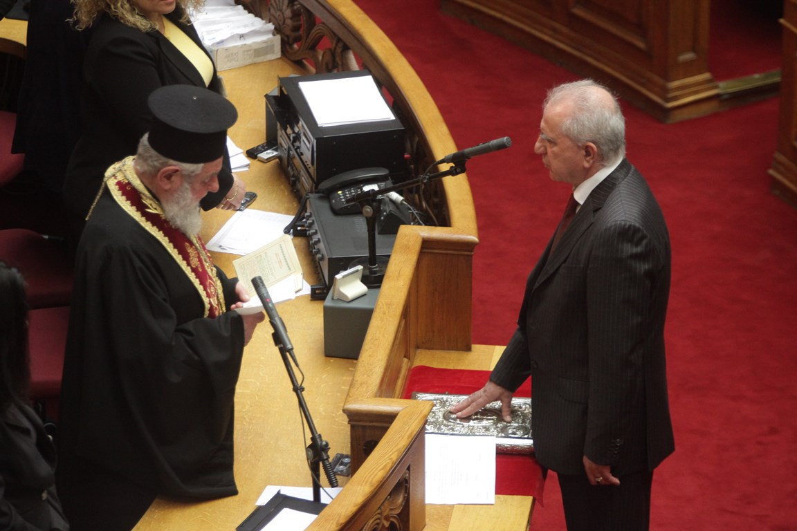 Ορκίστηκε βουλευτής της Ν.Δ. ο Ανδρέας Κουτσούμπας (Εικόνες)