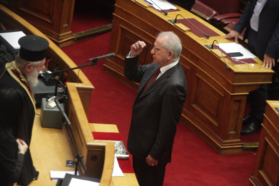 Ορκίστηκε βουλευτής της Ν.Δ. ο Ανδρέας Κουτσούμπας (Εικόνες)