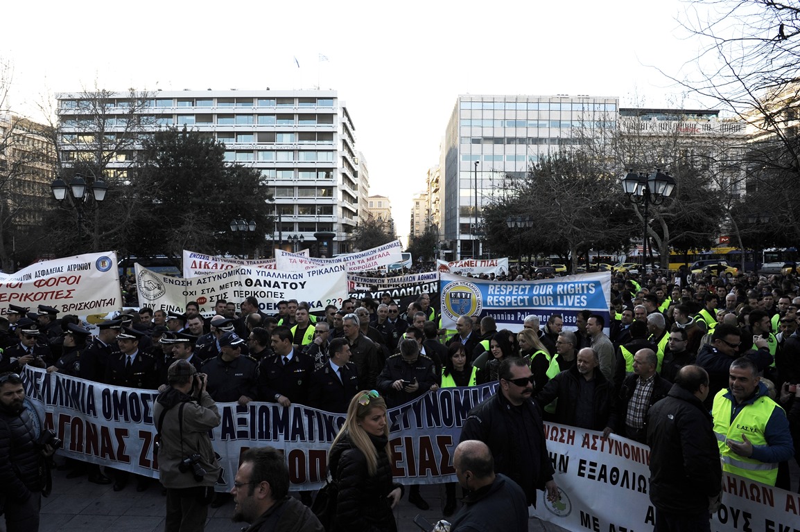Σε εξέλιξη η συγκέντρωση ενστόλων στο Σύνταγμα (Εικόνες)