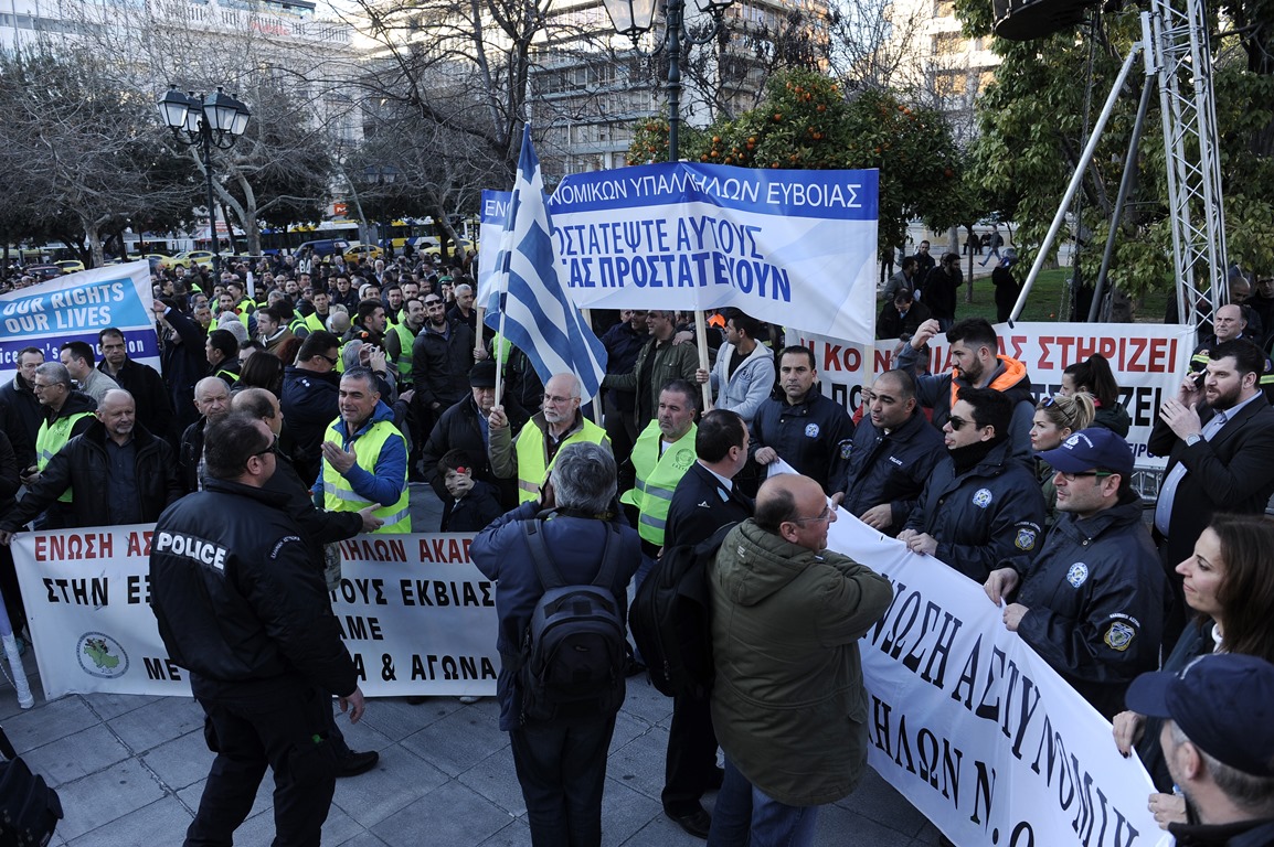 Σε εξέλιξη η συγκέντρωση ενστόλων στο Σύνταγμα (Εικόνες)