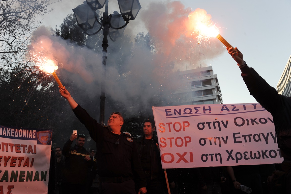 Σε εξέλιξη η συγκέντρωση ενστόλων στο Σύνταγμα (Εικόνες)