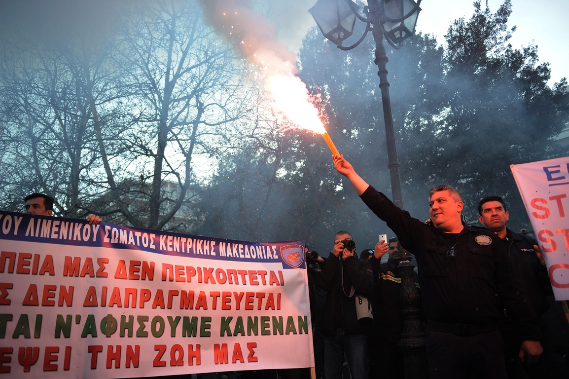 Σε εξέλιξη η συγκέντρωση ενστόλων στο Σύνταγμα (Εικόνες)