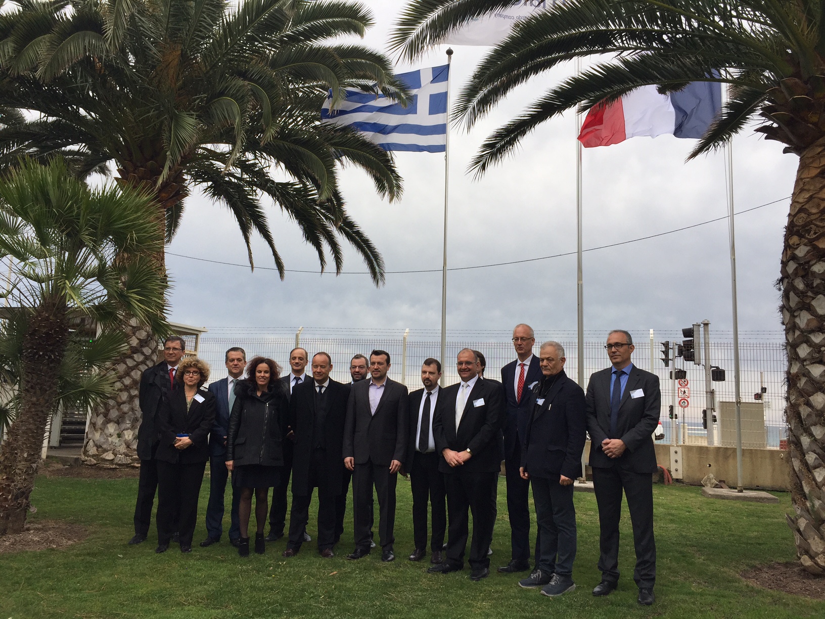 Επίσκεψη του υπουργού Ψηφιακής Πολιτικής στις εγκαταστάσεις του Hellas Sat 3 Τις εγκαταστάσεις όπου κατασκευάζεται ο δορυφόρος που θα καταλάβει το καλοκαίρι την ελληνική τροχιακή θέση, στις Κάννες της Γαλλίας,  επισκέφθηκε σήμερα ο Υπουργός Ψηφιακής Πολιτικής Νίκος Παππάς. O Hellas Sat 3 βρίσκεται σε τελικό στάδιο κατασκευής προκειμένου να εκτοξευθεί στις 28 Ιουνίου από το Διαστημικό Κέντρο της Γαλλικής Γουιάνα.  Μετά την εκτόξευσή του, θα ελέγχεται από Έλληνες μηχανικούς στις εγκαταστάσεις της Hellas Sat στο Κορωπί και θα ενισχύσει την αξία της ελληνικής τροχιακής θέσης.  Ο Hellas Sat 3 έχει 50% μεγαλύτερη δυναμικότητα από τον Hellas Sat 2 τον οποίο θα αντικαταστήσει, είναι μήκους περί τα 7,5 μέτρα και –μετά την εκτόξευσή του- θα είναι ο μεγαλύτερος ευρωπαϊκός δορυφόρος σε τροχιά. Με την ευκαιρία της επίσκεψης, ο Νίκος Παππάς, δήλωσε: «Η Ελλάδα, με τη συγκρότηση του Εθνικού Κέντρου Διαστημικών Εφαρμογών (ΕΚΔΕ) ανακάμπτει σε ένα πεδίο με πολλές δυνατότητες, οι οποίες -λόγω σειράς προβλημάτων του παρελθόντος- έμεναν αναξιοποίητες.  Γυρίζουμε σελίδα στη διαστημική πολιτική της Ελλάδας, η οποία μέχρι σήμερα δεν ήταν επαρκώς αναπτυγμένη, δεν είχε ενταχθεί σε ένα εθνικό στρατηγικό σχέδιο και ήταν κατακερματισμένη. Όμως, η ελληνική Κυβέρνηση δεν αντιμετωπίζει αυτό το χαμηλό σημείο εκκίνησης ως μειονέκτημα, αλλά ως ευκαιρία για ανάπτυξη». Και πρόσθεσε: «Τώρα, έρχεται η ώρα που η Πολιτεία πρέπει να σχεδιάσει με συγκροτημένο τρόπο πώς θα αξιοποιήσουμε τις δυνατότητες που δίνει η ύπαρξη ενός δορυφόρου στην ελληνική τροχιακή θέση. Να τις αξιοποιήσουμε ως Πολιτεία, να τις αξιοποιήσουμε ως κοινωνία, να τις αξιοποιήσουμε στην παραγωγή, να τις αξιοποιήσουμε σε όλες τις πτυχές της κοινωνικής ζωής. Αυτές τις δυνατότητες δεν πρέπει επ’ ουδενί να τις αφήνουμε ανεκμετάλλευτες».  Από την πλευρά του, ο Πρόεδρος και Διευθύνων Σύμβουλος της κατασκευάστριας γαλλικής εταιρείας «ThalesAlenia Space», Jean-Loic Galle, καλωσόρισε την πρωτοβουλία της ελληνικής Κυβέρνησης να προχωρήσει στη δημιουργία του Εθνικού Κέντρου Διαστημικών Εφαρμογών, δ