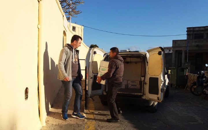 Επιχειρηματίας στη Ρόδο πρόσφερε 4.500 σουβλάκια για την Τσικνοπέμπτη (Εικόνες)