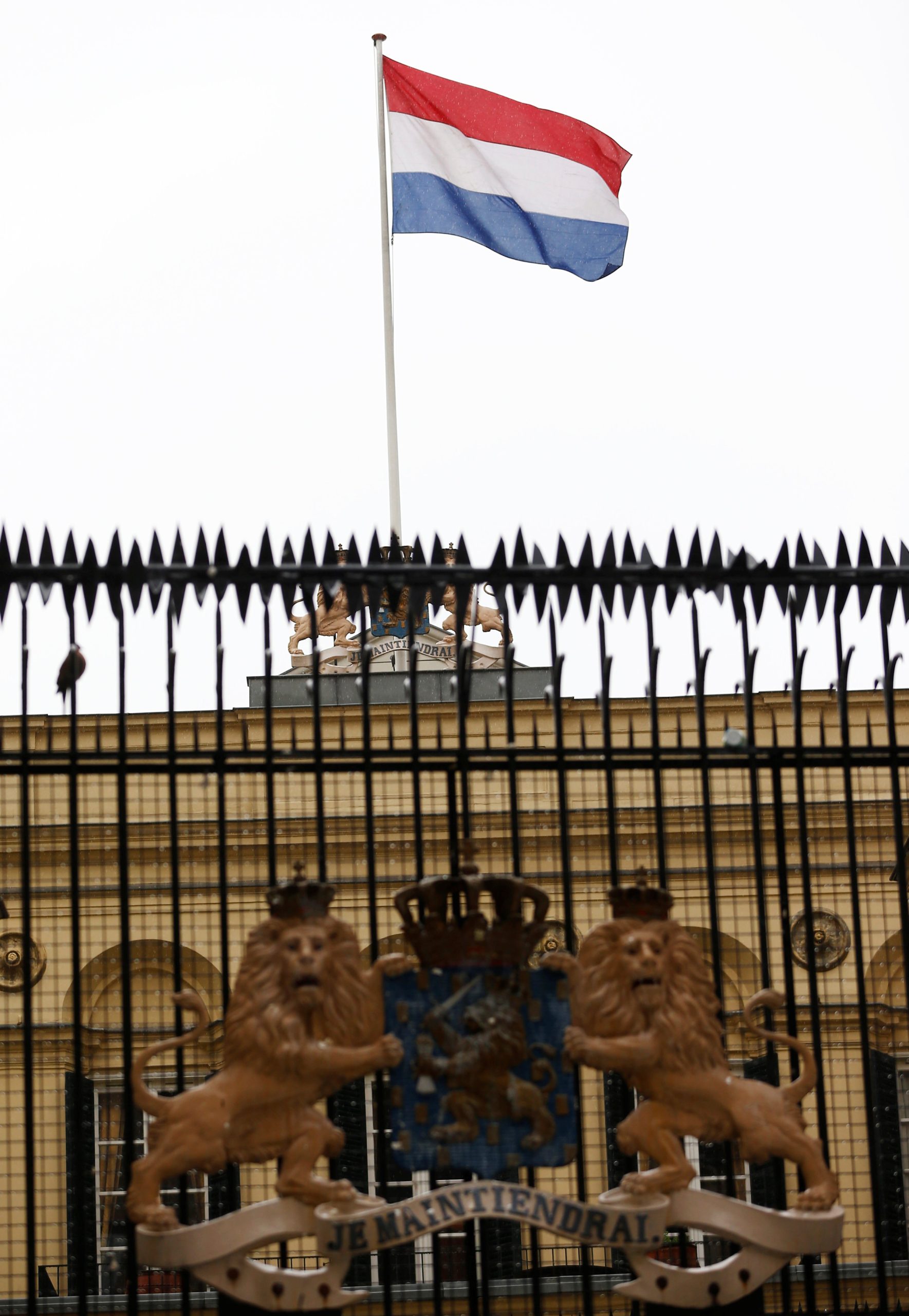 Απίστευτο: Τούρκοι έκαψαν τη γαλλική σημαία αντί για την ολλανδική! 