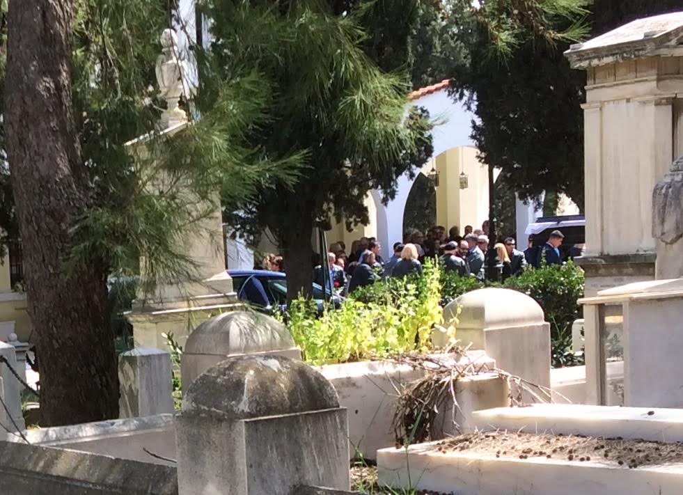 Με λευκά γαρύφαλλα στα χέρια το τελευταίο αντίο στα θύματα του τροχαίου στον Εύοσμο