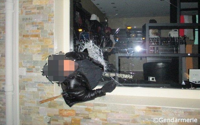 Κλέφτης κόλλησε σε τζαμαρία καταστήματος στη Γαλλία 