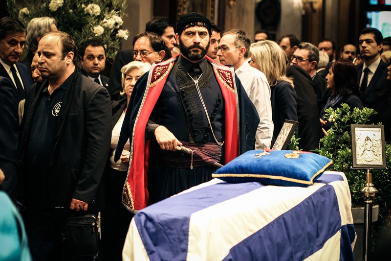 Λαϊκό προσκύνημα στη Μητρόπολη