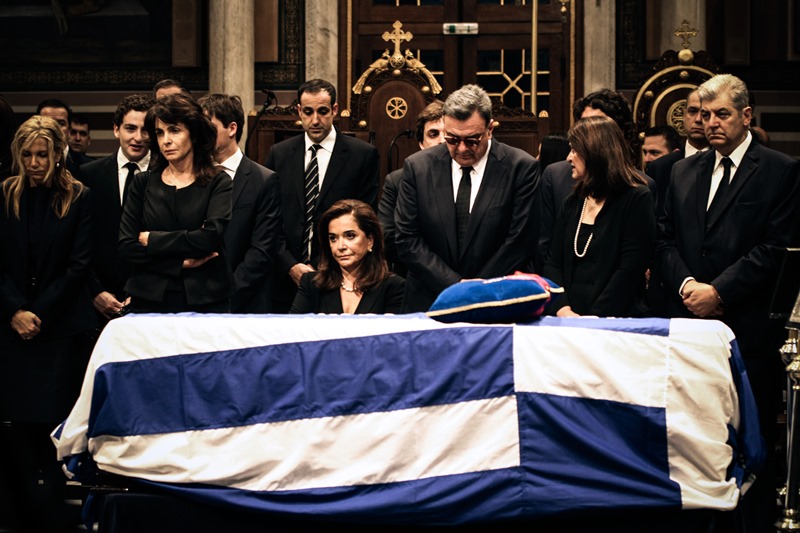 Λαϊκό προσκύνημα στη Μητρόπολη