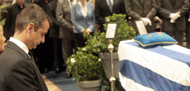 Λαϊκό προσκύνημα στη Μητρόπολη