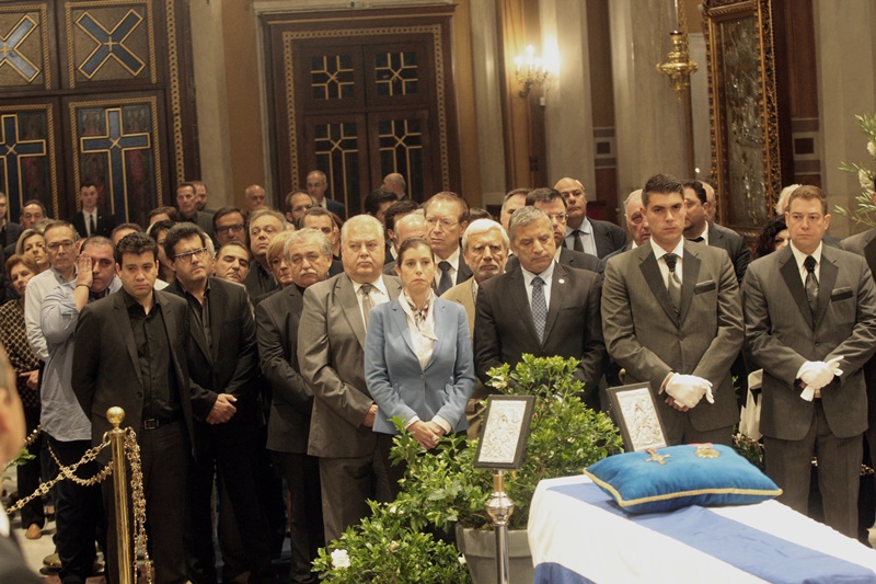 Λαϊκό προσκύνημα στη Μητρόπολη