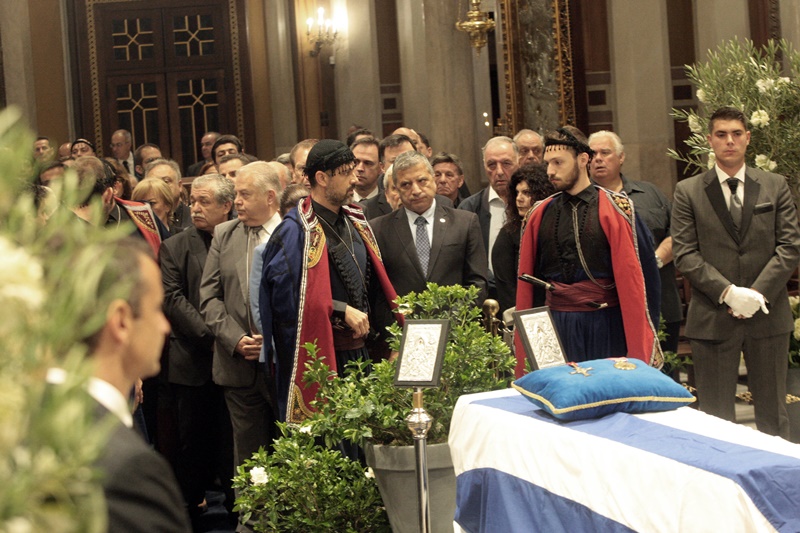 Λαϊκό προσκύνημα στη Μητρόπολη