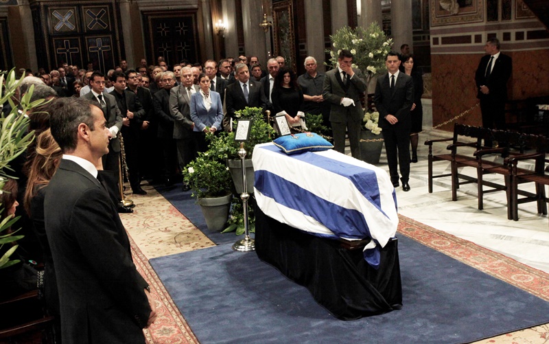 Λαϊκό προσκύνημα στη Μητρόπολη