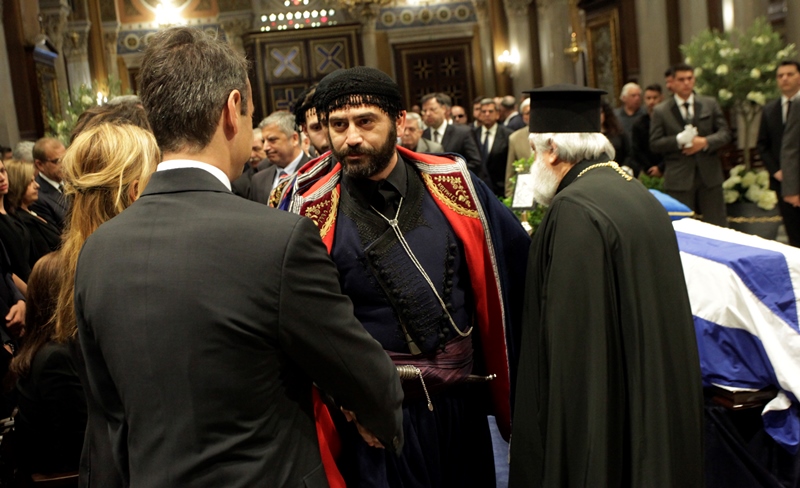 Λαϊκό προσκύνημα στη Μητρόπολη