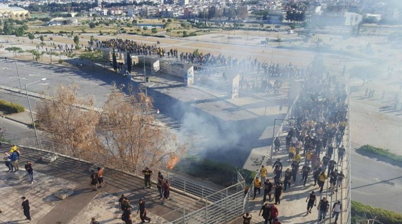 Δακρυγόνα και πετροπόλεμος μεταξύ οπαδών της ΑΕΚ και αστυνομικών στο Πανθεσσαλικό! (Βίντεο)