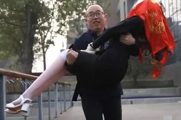 Κινέζος ενώθηκε με τα ιερά δεσμά του γάμου με ένα…. ρομπότ!!