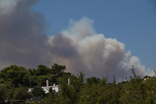 Αναζωπύρωση της φωτιάς στα Κύθηρα - Εκκένωση του οικισμού Αραίοι