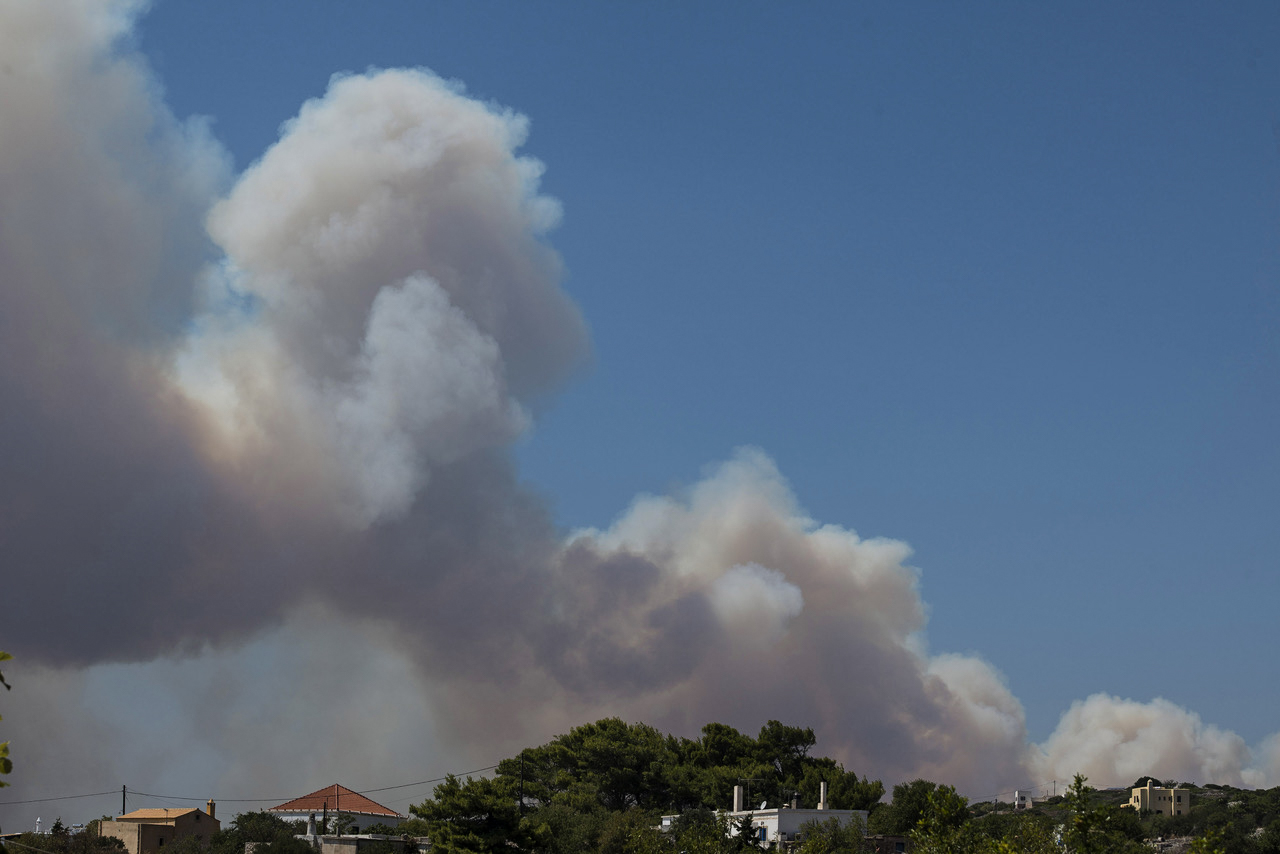 Αναζωπύρωση της φωτιάς στα Κύθηρα - Εκκένωση του οικισμού Αραίοι