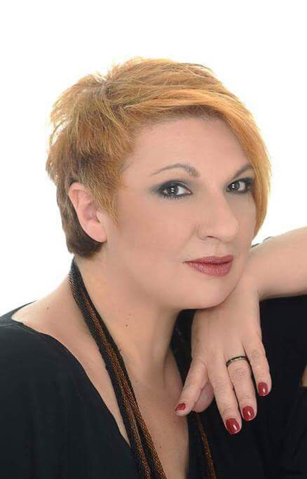 Η Μπέσσυ Αργυράκη και η Μαρία Κανελλοπούλου «στης Δήμητρας την αυλή»