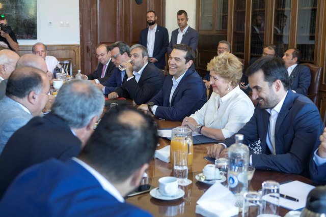 Συνάντηση του πρωθυπουργού με εκπροσώπους παραγωγικών φορέων ενόψει ΔΕΘ
