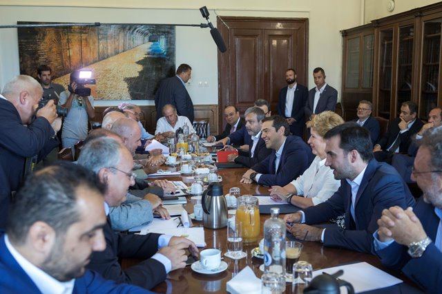 Συνάντηση του πρωθυπουργού με εκπροσώπους παραγωγικών φορέων ενόψει ΔΕΘ