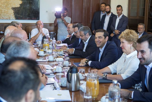Συνάντηση του πρωθυπουργού με εκπροσώπους παραγωγικών φορέων ενόψει ΔΕΘ