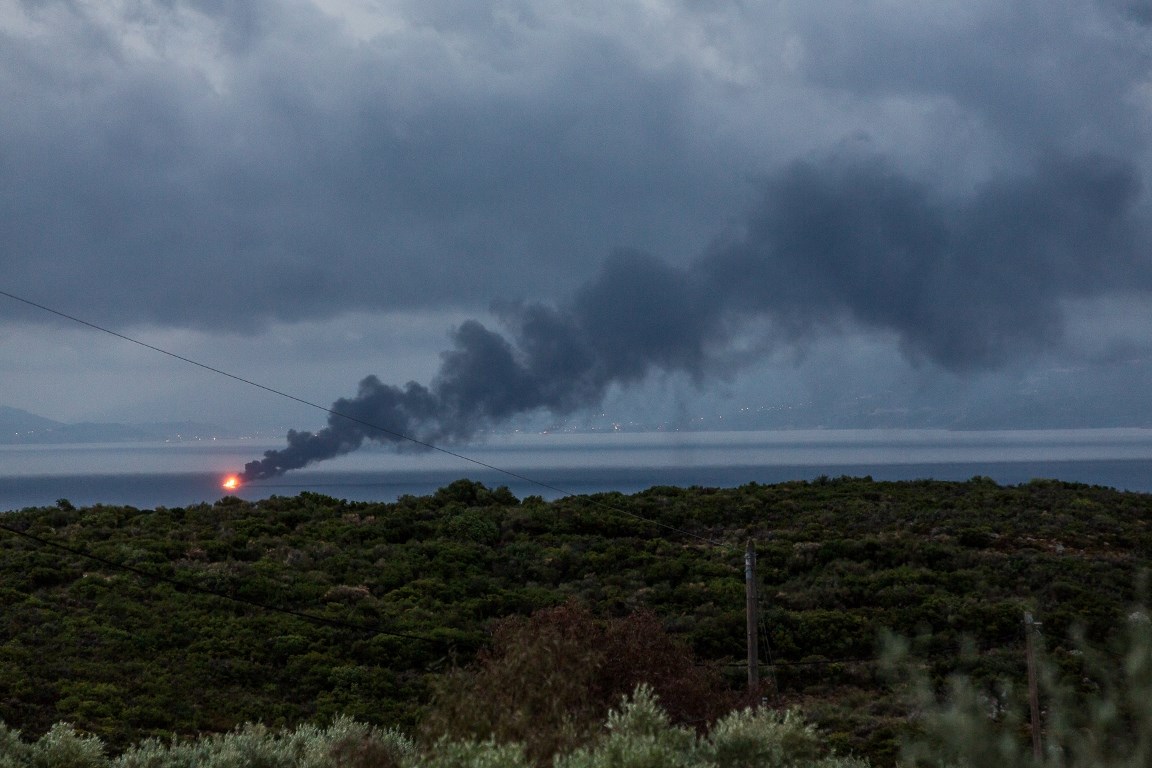 Συγκλονιστικές εικόνες από τη φλεγόμενη θαλαμηγό - Σώοι οι επιβάτες