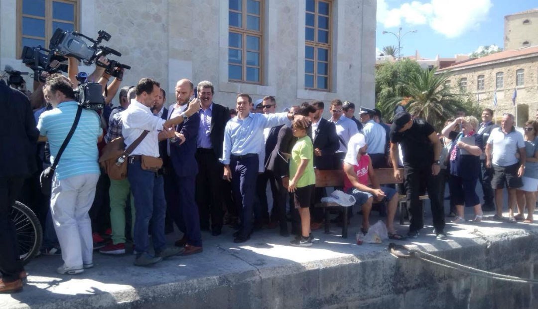 Η βόλτα του Τσίπρα στο Ενετικό λιμάνι των Χανίων 