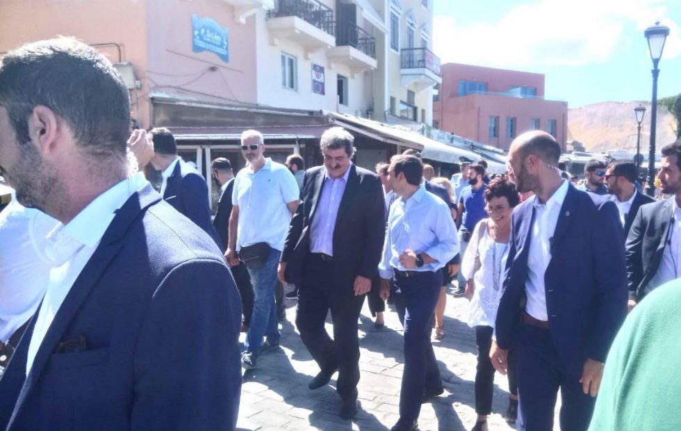 Η βόλτα του Τσίπρα στο Ενετικό λιμάνι των Χανίων 