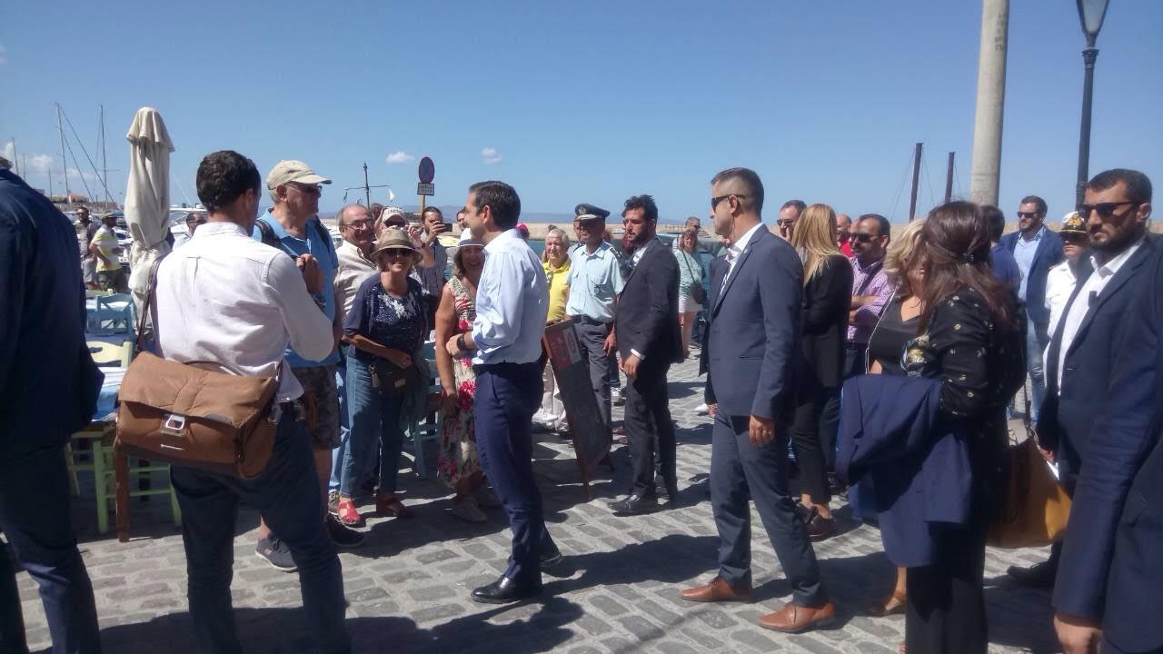Η βόλτα του Τσίπρα στο Ενετικό λιμάνι των Χανίων 