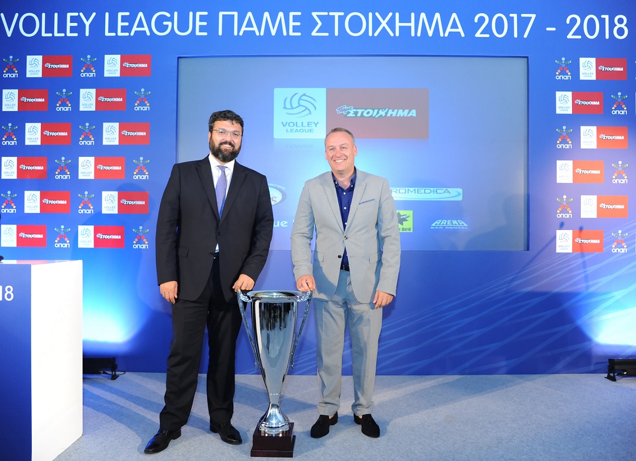 Ο Υφυπουργός Αθλητισμού, Γιώργος Βασιλειάδης, και ο Πρόεδρος της ΕΣΑΠ, Παντελής Ταρνατόρος, με το Κύπελλο 