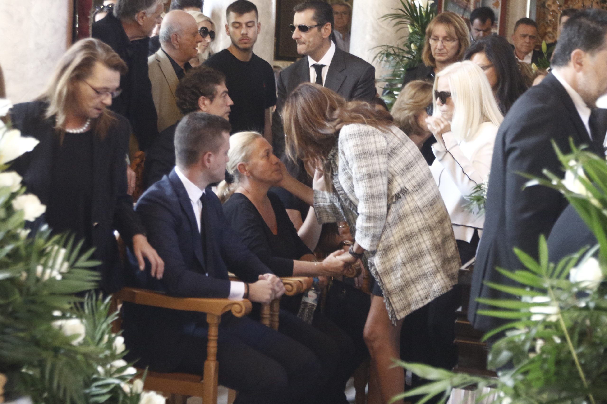 Αυτή την ώρα το «τελευταίο αντίο» στον Μιχάλη Ζαφειρόπουλο