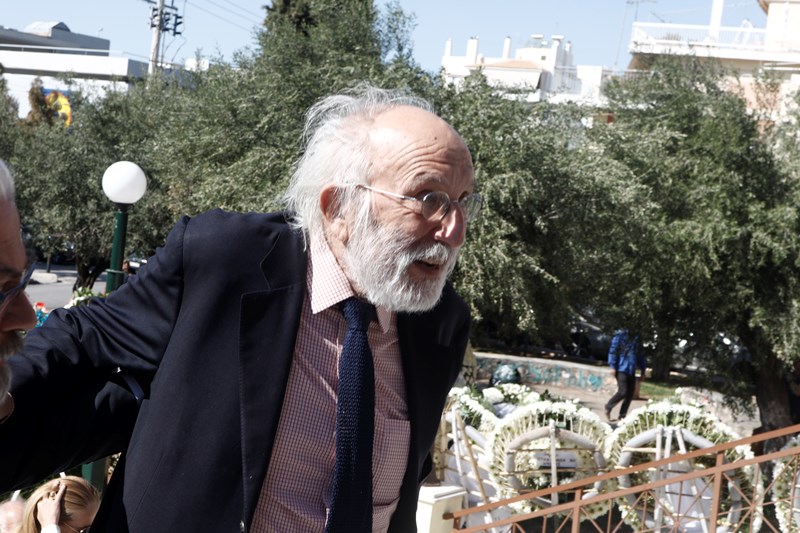 Αυτή την ώρα το «τελευταίο αντίο» στον Μιχάλη Ζαφειρόπουλο