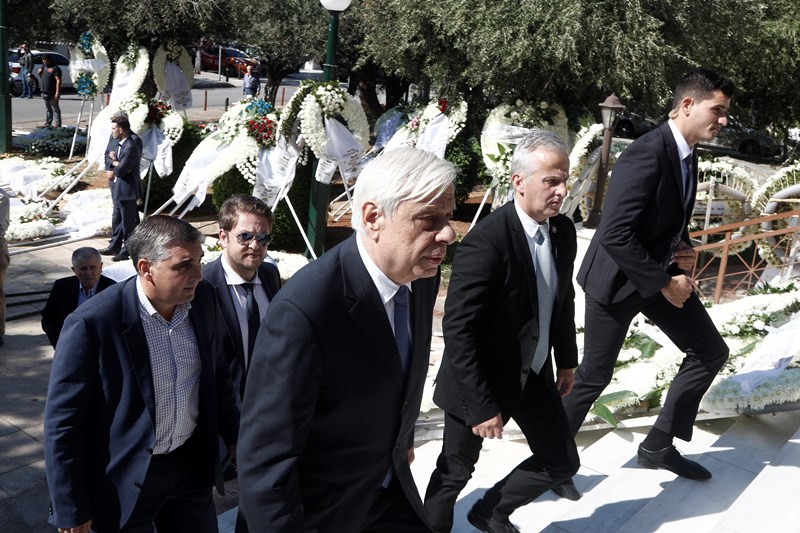 Αυτή την ώρα το «τελευταίο αντίο» στον Μιχάλη Ζαφειρόπουλο