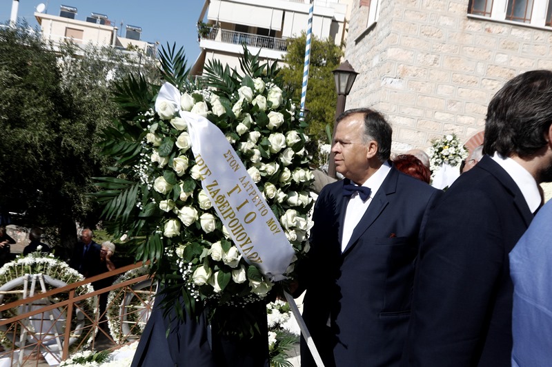 Αυτή την ώρα το «τελευταίο αντίο» στον Μιχάλη Ζαφειρόπουλο