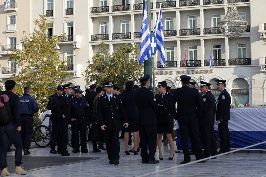 Σε εξέλιξη η μαθητική παρέλαση στην Αθήνα (Εικόνες)