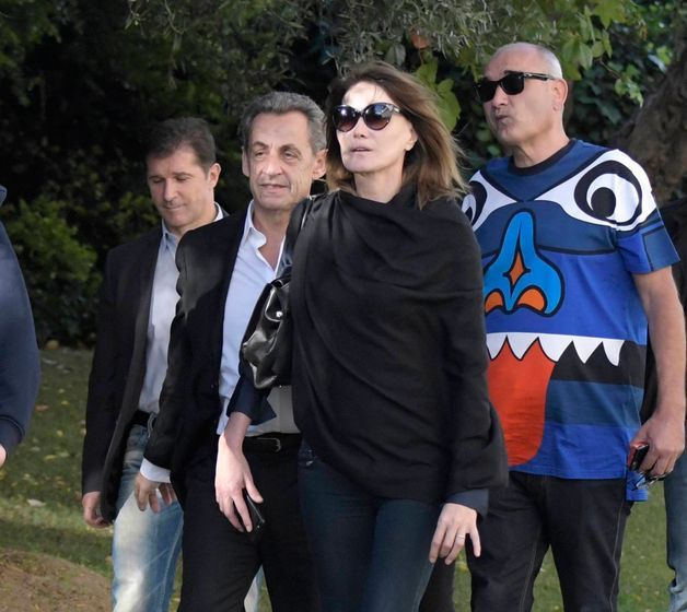 Βόλτα στο Μουσείο της Ακρόπολης επέλεξαν για τον ελεύθερο χρόνο τους η Κάρλα Μπρούνι με τον Νικολά Σαρκοζί, παρέα με τη μικρή, χαριτωμένη κόρη τους. Αφού απόλαυσαν τον περίπατό τους στο Θησείο, περιηγήθηκαν και ξεναγήθηκαν στους χώρους του Μουσείου, εκεί όπου η μικρή Τζούλια πόζαρε όλο νάζι δίπλα στις Καρυάτιδες. Τη φωτογραφία ανέβασε η Κάρλα Μπρούνι στα social media, γράφοντας: «Η Τζούλια και οι Καρυάτιδες, Ελληνική μαγεία #αγαπάμε την Ελλάδα». Το ζευγάρι δείχνει ενθουσιασμένο από την παραμονή του στην Ελλάδα και τη θερμή υποδοχή που επεφύλαξε το κοινό στις δύο συναυλίες της Κάρλα Μπρούνι στο Παλλάς. Πηγή: Σαρκοζί και Κάρλα Μπρούνι στο Μουσείο της Ακρόπολης -Τι έκαναν το διήμερο