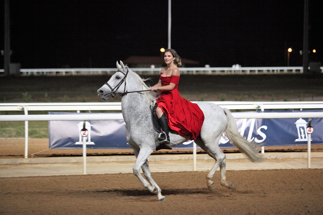 3. Η εντυπωσιακή έναρξη του fashion show στον στίβο του Ιπποδρόμου