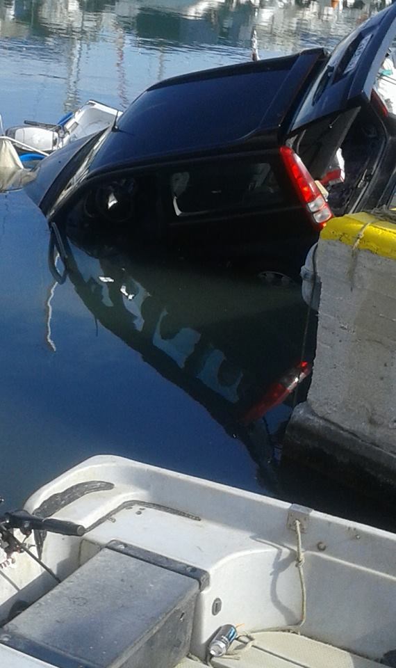Αυτοκίνητο έπεσε στη μαρίνα Ζέας 