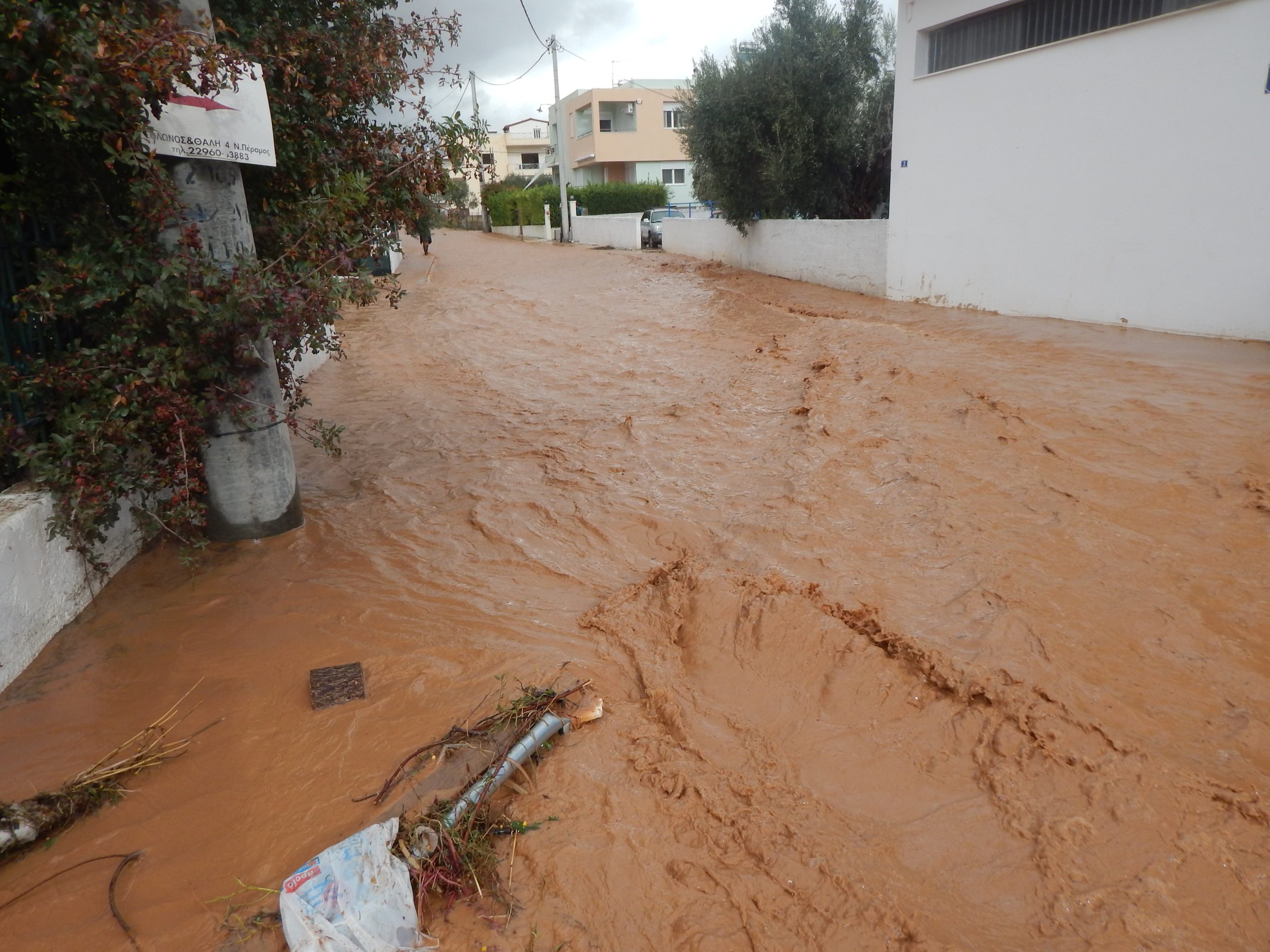 Συγκλονιστές εικόνες απο τις καταστροφές στη Νέα Πέραμο (Αποκλειστικές εικόνες)