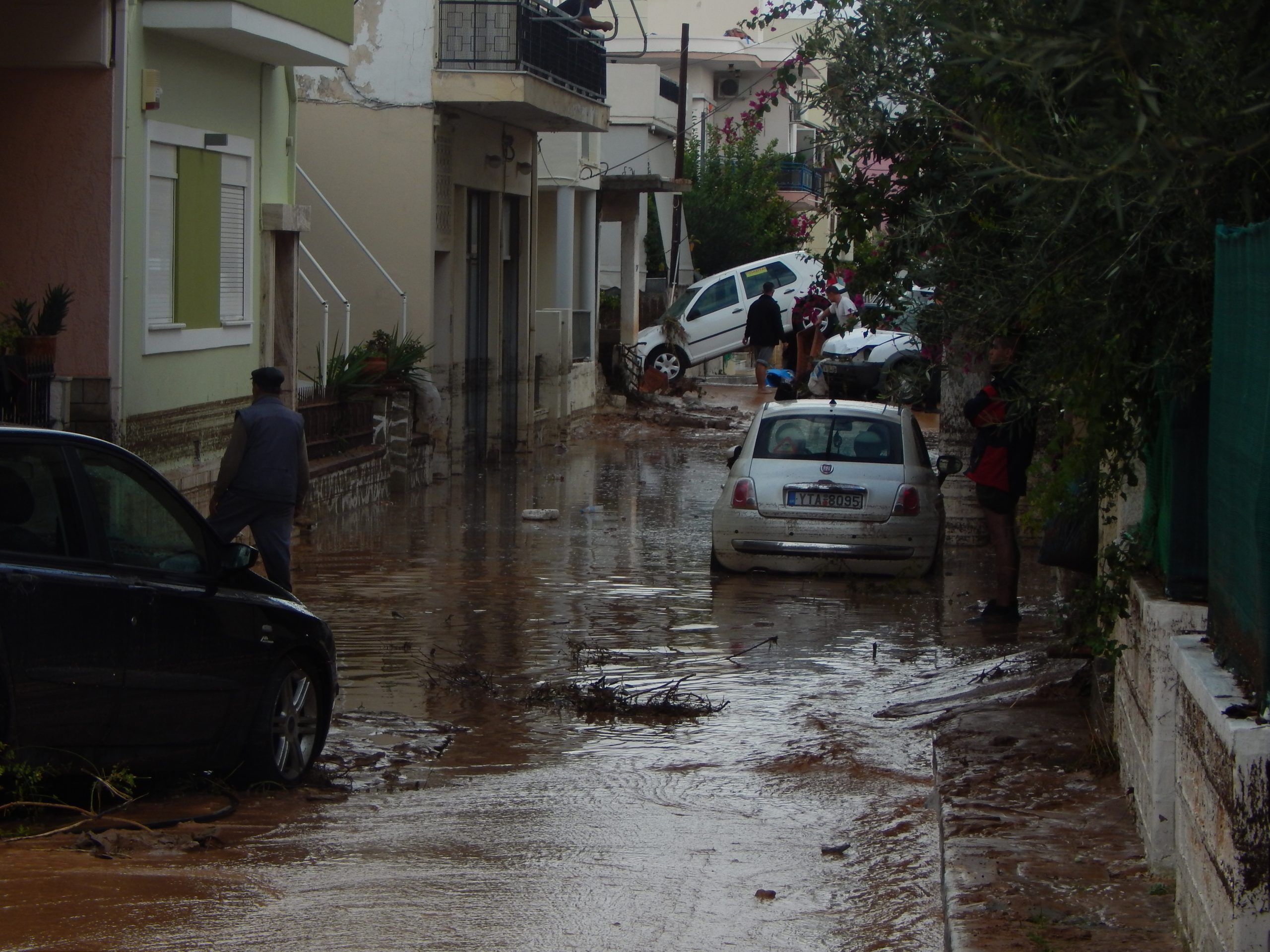 Συγκλονιστές εικόνες απο τις καταστροφές στη Νέα Πέραμο (Αποκλειστικές εικόνες)