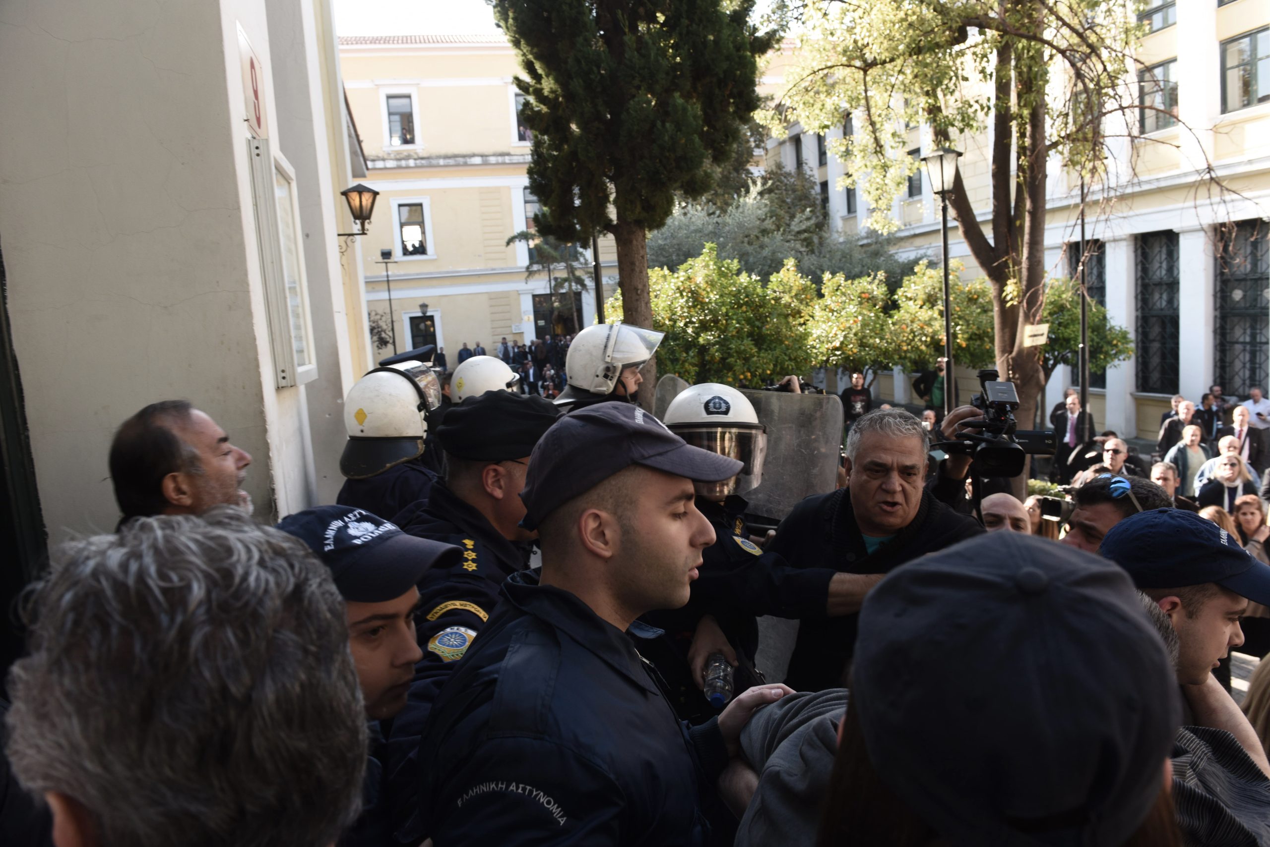 δολ