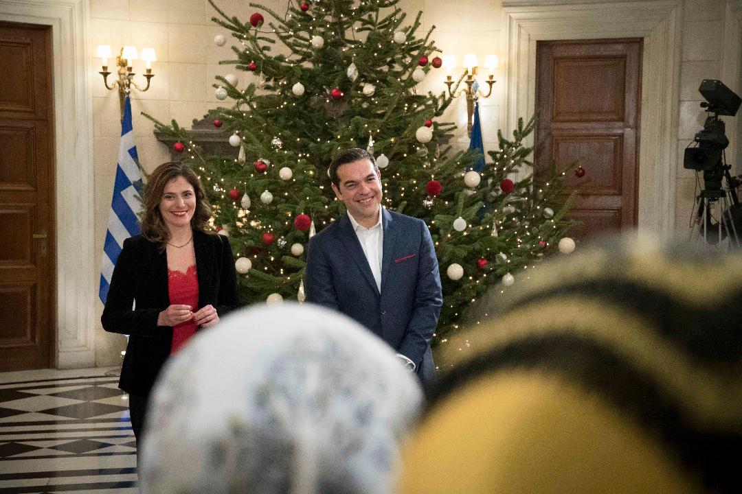Τα Πρωτοχρονιάτικα κάλαντα άκουσε ο πρωθυπουργός μαζί με την Μπέτυ Μπαζιάνα